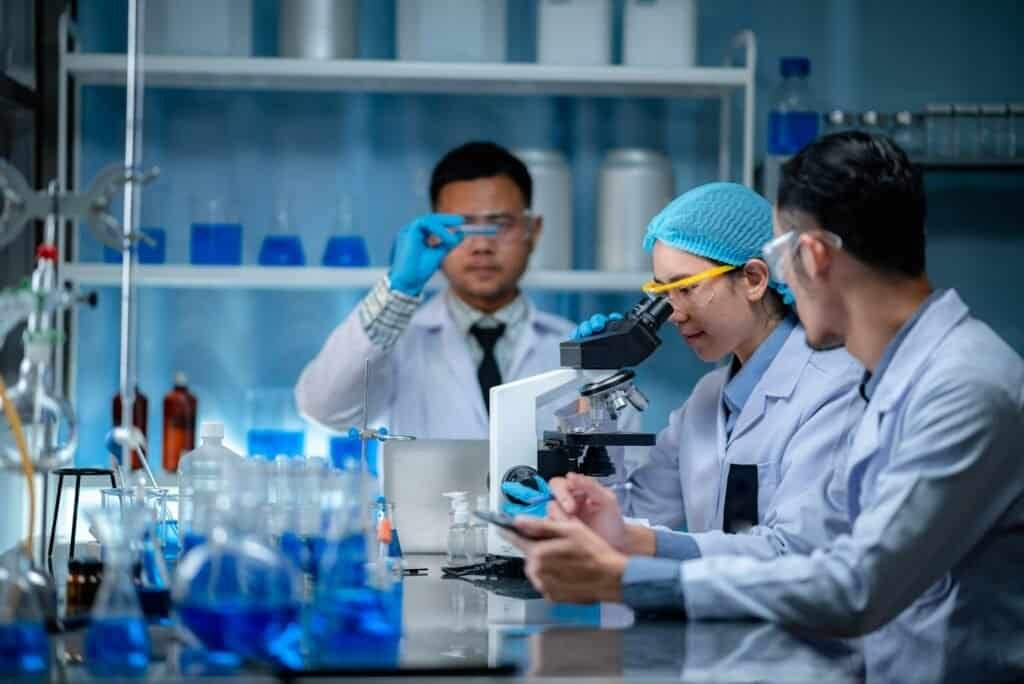 The teamwork specialist scientis or reseacher test and develope the drug chemical vaccine
