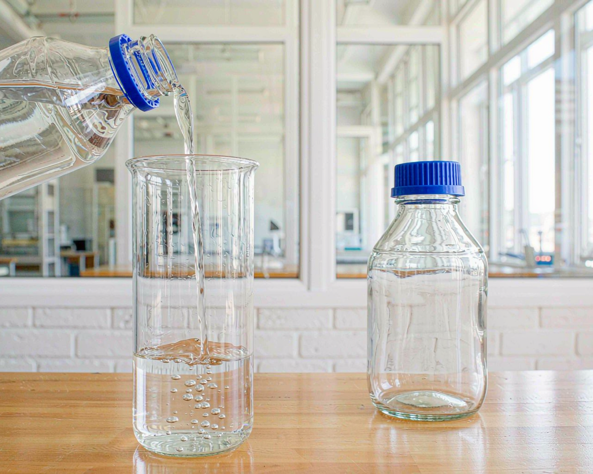 screw cap vs pour ring bottles whats the difference featured