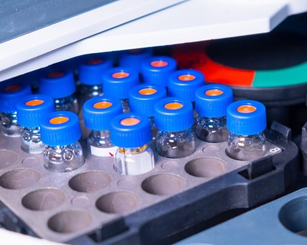 Auto sampler with glass vials for chromatographic separation and analysis of organic compounds