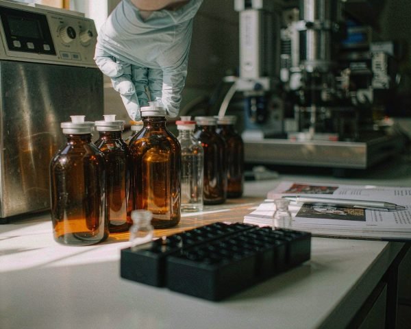 does amber glass affect uv detection